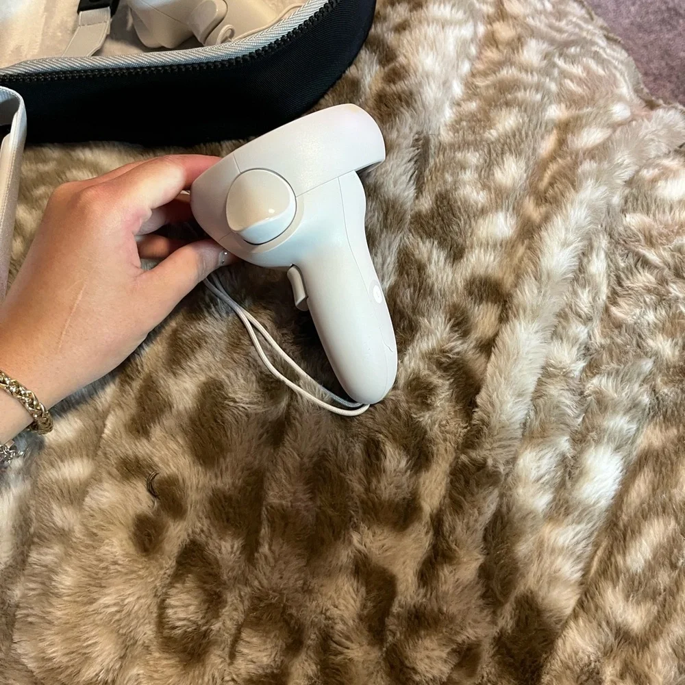 Oculus Standalone VR Headset - White and Beige